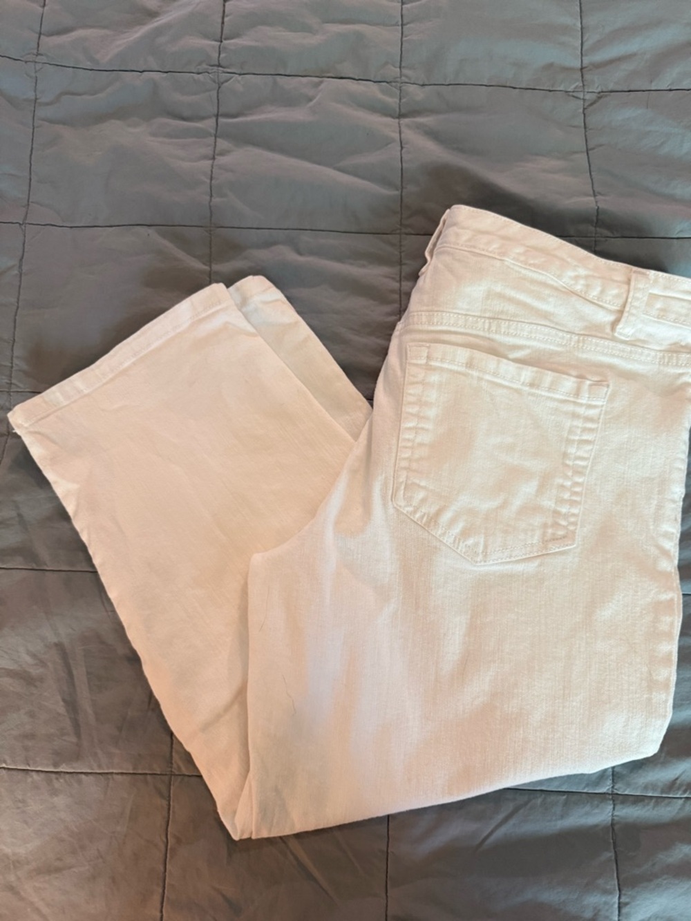 Women’s White Stretch Jean Capris - Classic Pocket Design